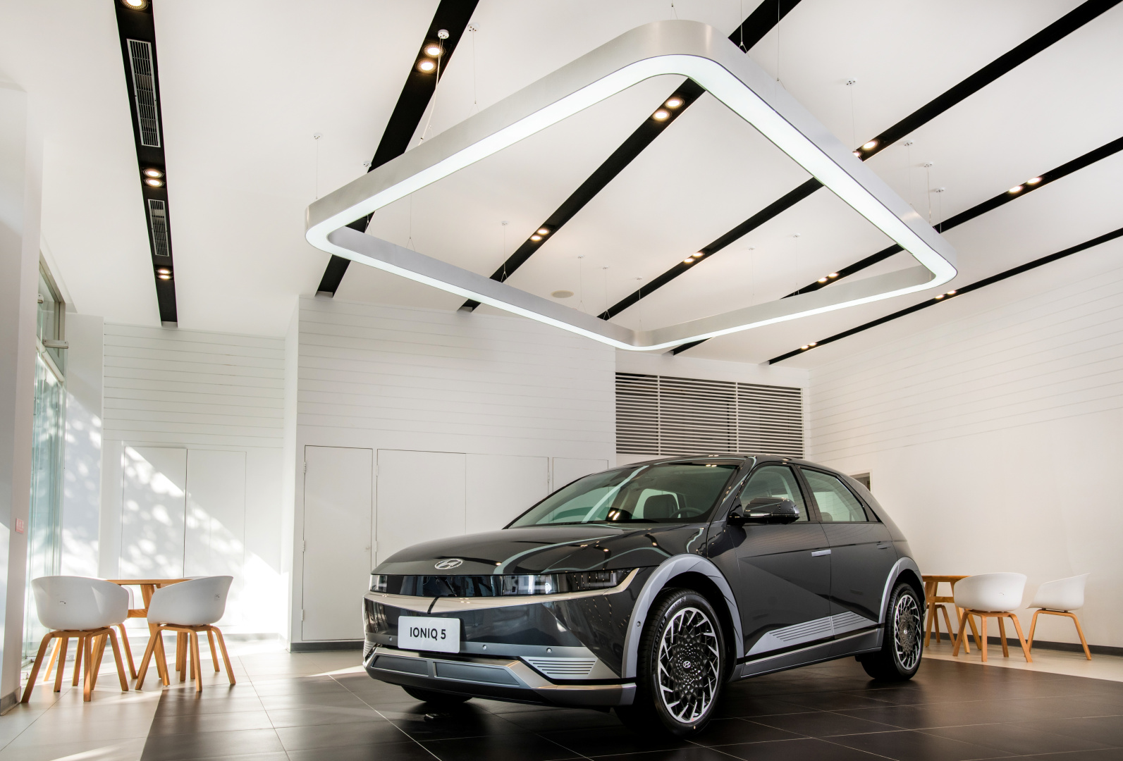 SMALL_1.HYUNDAI汽車原廠最新GDSI 2.0展示中心設計規範，以簡約俐落與純白基調的視覺元素，打造創新意象與舒適放鬆的賞車與服務空間